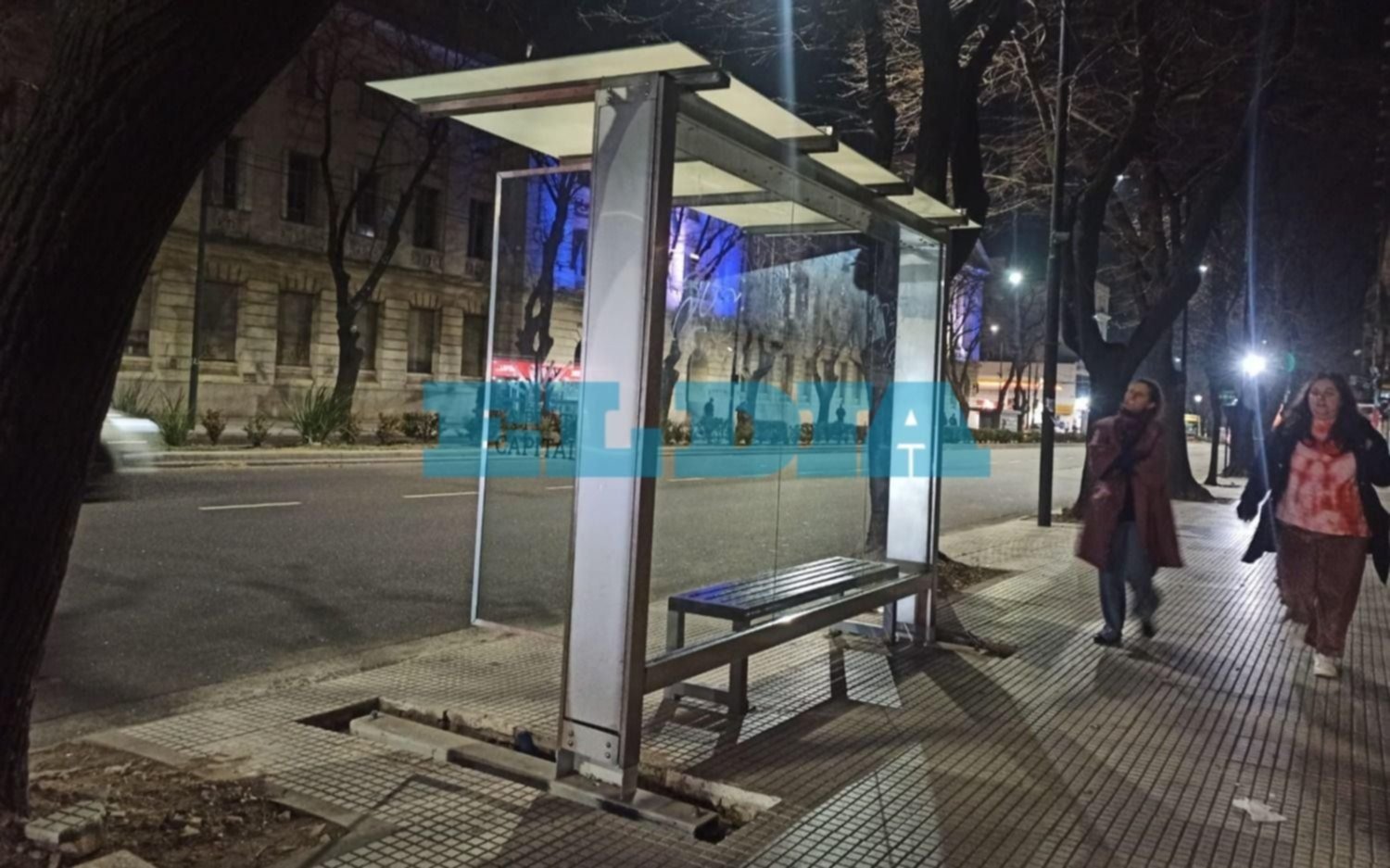 Continúa la instalación de las modernas paradas de micros en el centro de La Plata