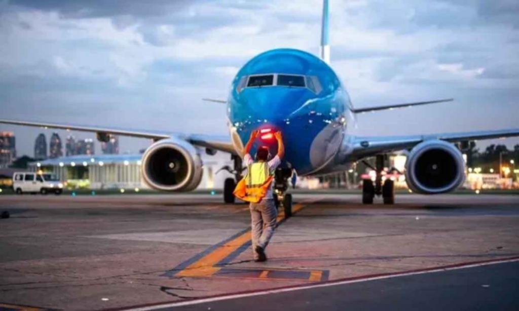 Controladores aéreos amenazan con paros en vacaciones de invierno