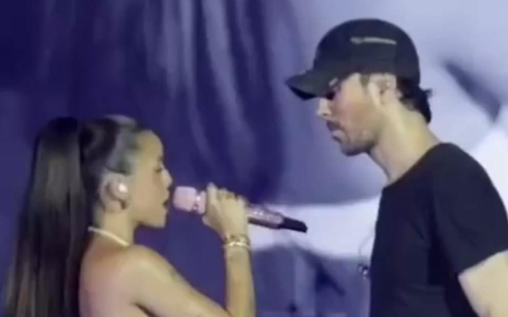 El besito en “offside” de Enrique Iglesias a Emilia