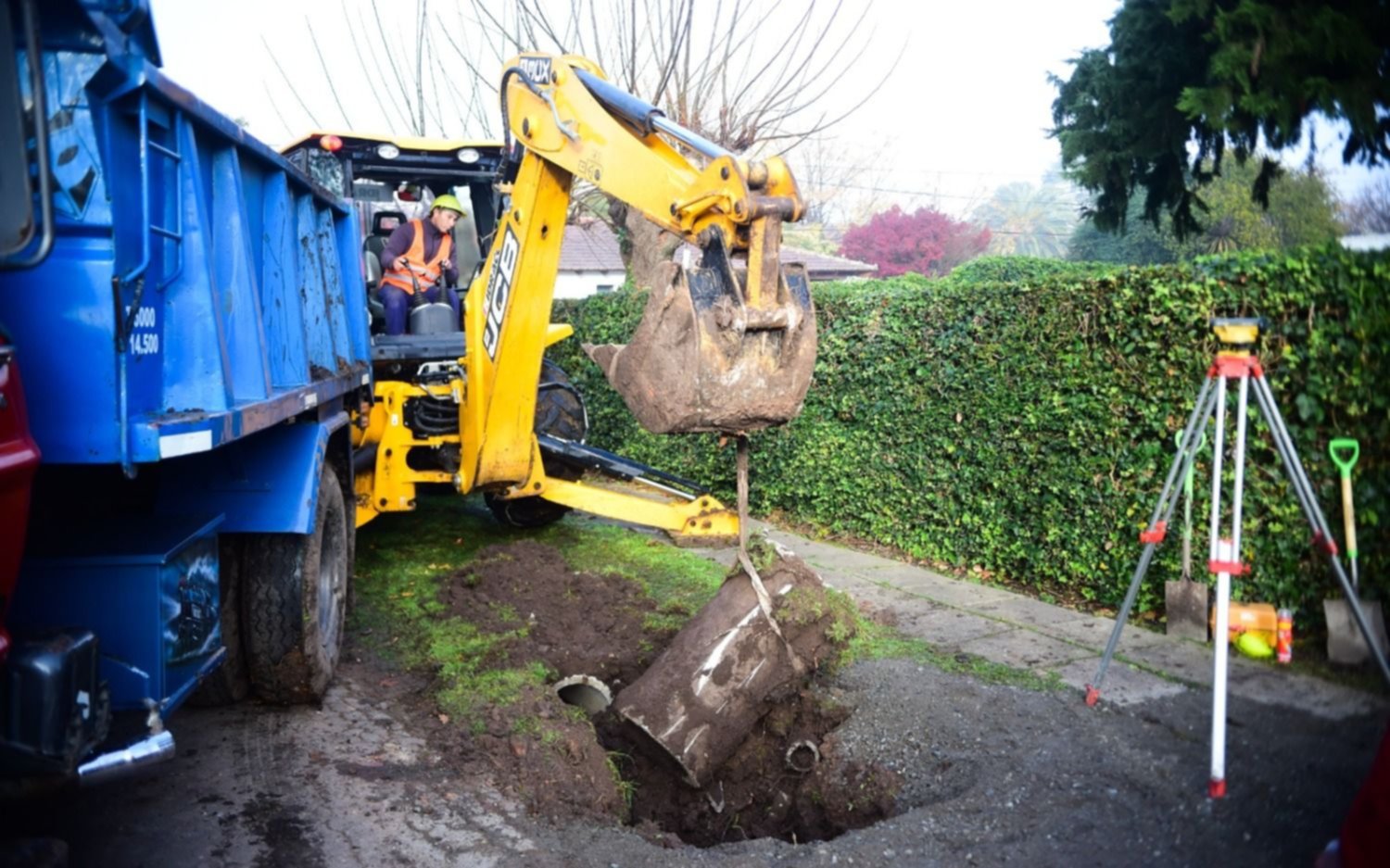 Avanzan con una obra hidráulica clave para Gonnet: instalan nuevas cañerías