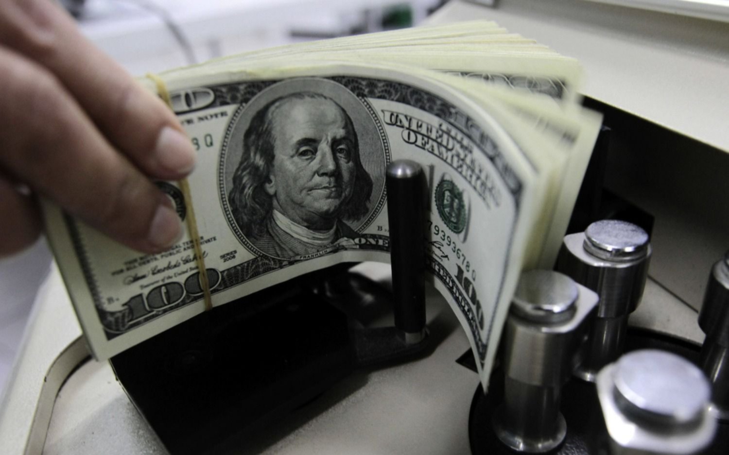 El dólar marcó un nuevo récord y cerró muy cerca de los $1.300: cuánto cotizó este lunes 7 de julio