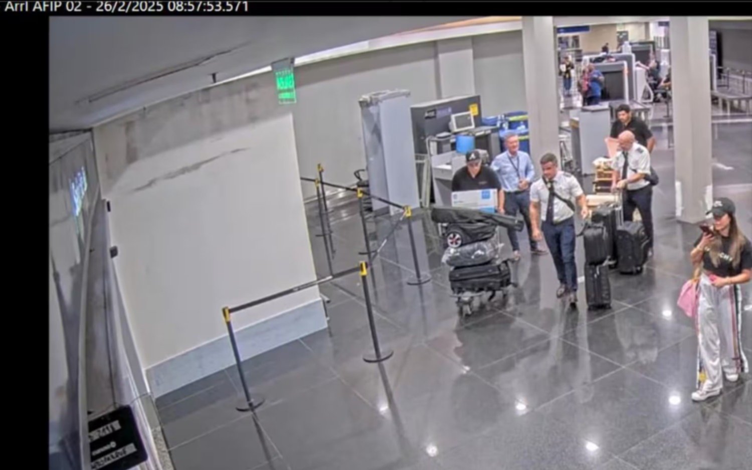 Revelaron las imágenes que muestran como entraron al país sin control unas 10 valijas de un vuelo privado desde Miami