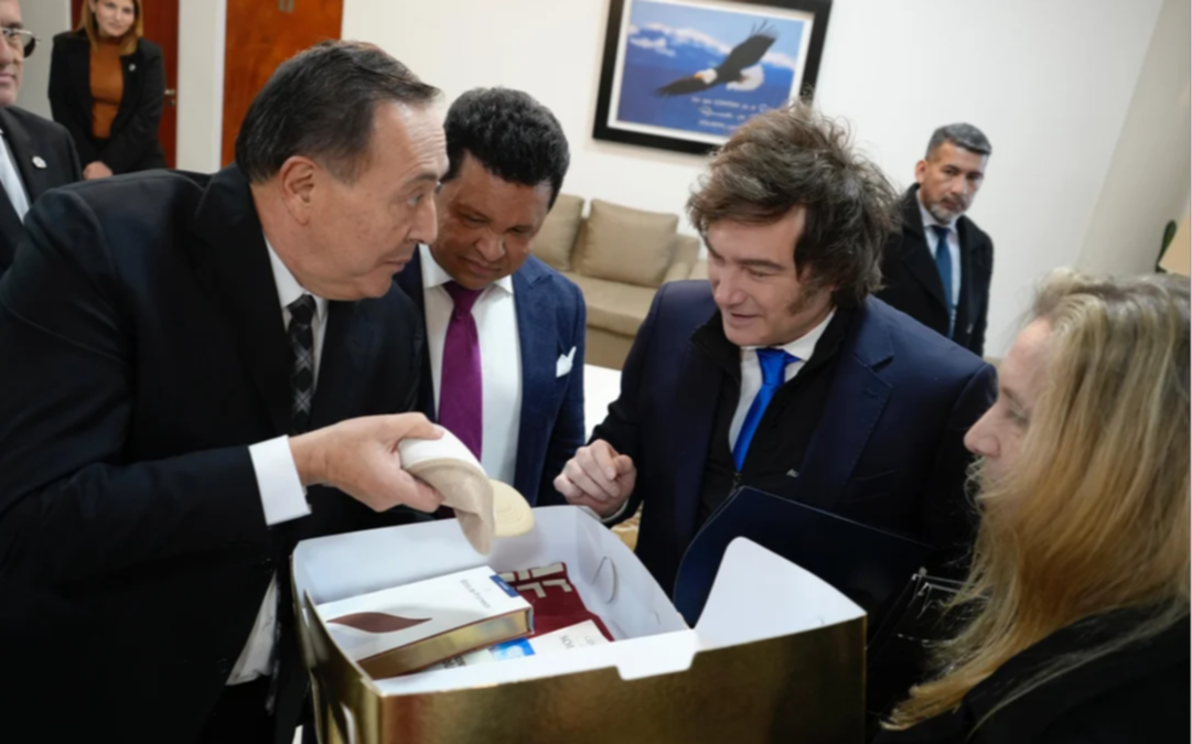 Pastor amigo de Milei dice que 100 mil pesos se le transformaron en 100 mil dólares por “milagro”