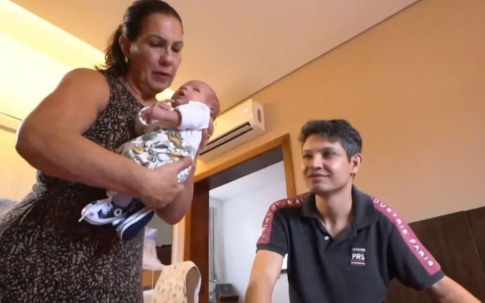 Fue mamá a los 63 años y reabrió el debate por la "maternidad tardía": lo que dicen los expertos