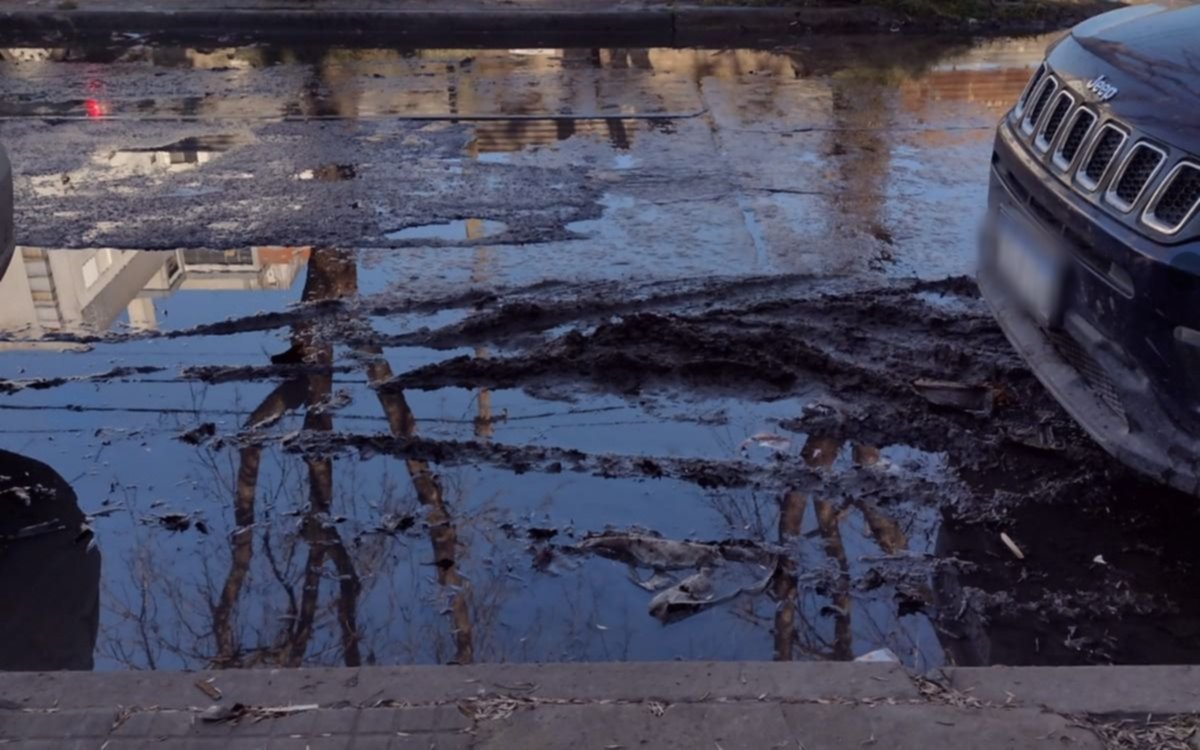 Más de dos meses de fastidio en Barrio Hipódromo por una pérdida de agua