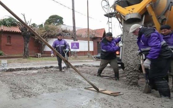 Obras de bacheo en Quilmes Oeste con fondos municipales