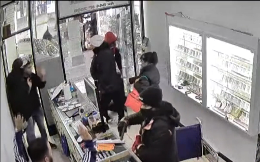 Delincuentes simularon discapacidad para desvalijar joyería en Quilmes