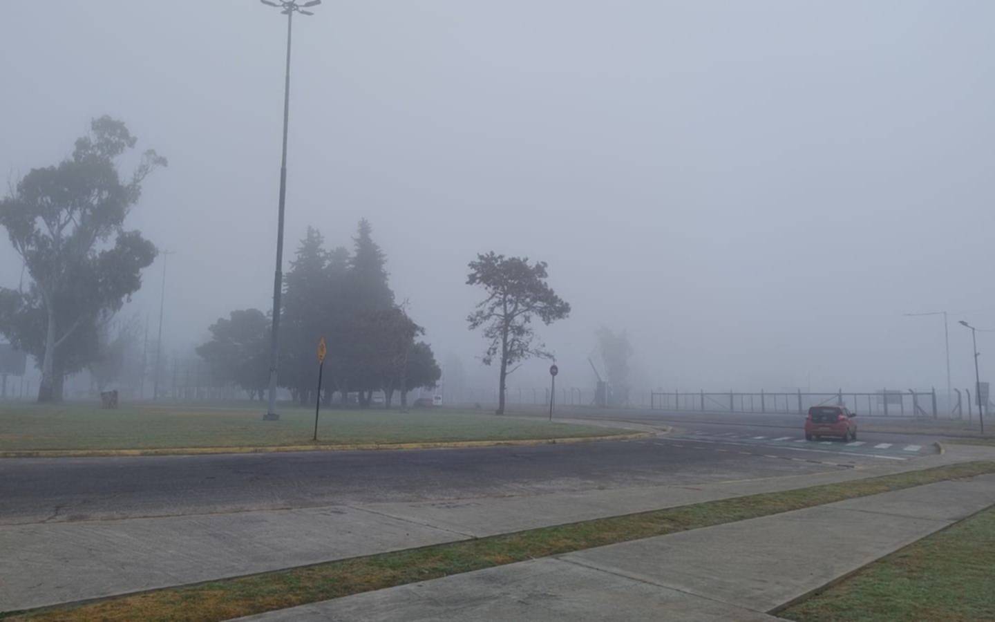 EN FOTOS.- La Plata en "modo Londres" y la niebla cubrió toda la Ciudad
