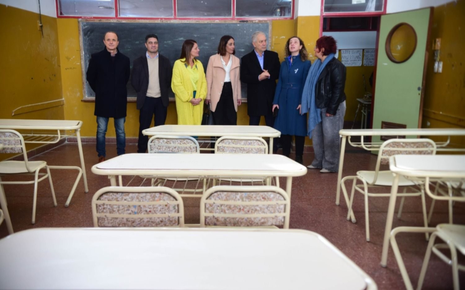 Renuevan el mobiliario en una escuela platense con equipamiento producido en la ciudad
