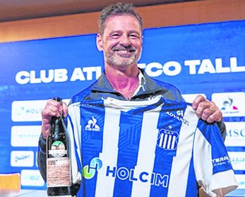 Cocca pegó el portazo y Tevez lo reemplazará