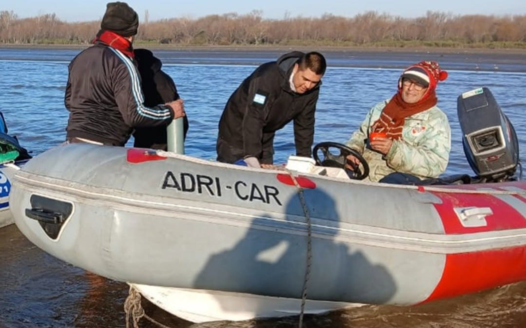 Dos pescadores fueron rescatados con vida tras quedar varados toda la noche en el Río de la Plata 