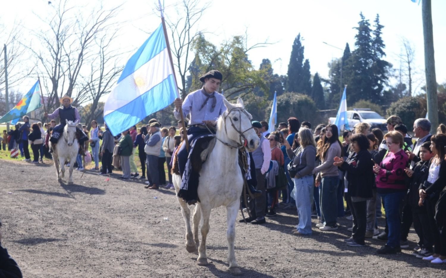 Desfile patrio y anuncio de obras de El Peligro