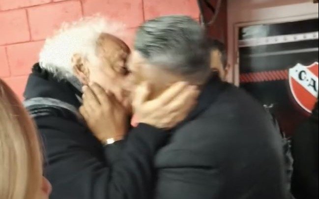 ¡En la boca! El beso del Chiqui Tapia y Guillermo Coppola en la final de Estudiantes - Vélez