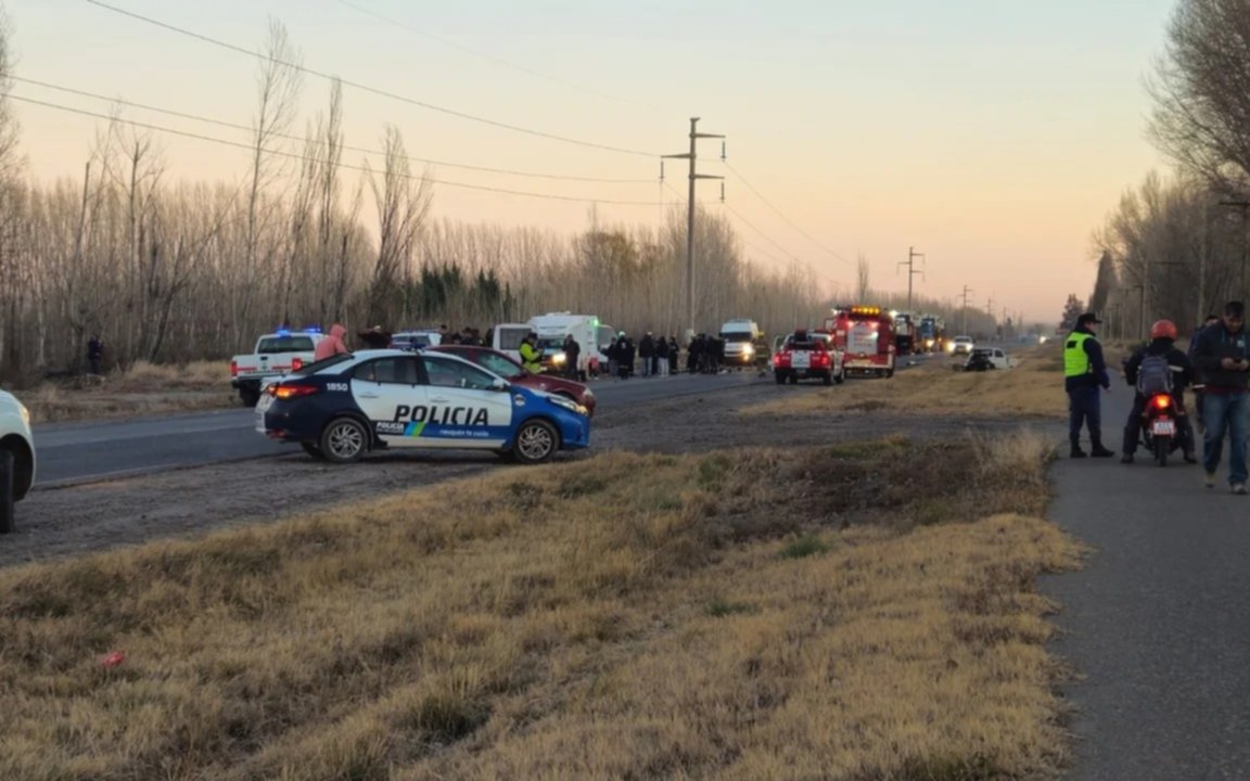Triple choque fatal en Ruta 7: al menos dos muertos y personas atrapadas
