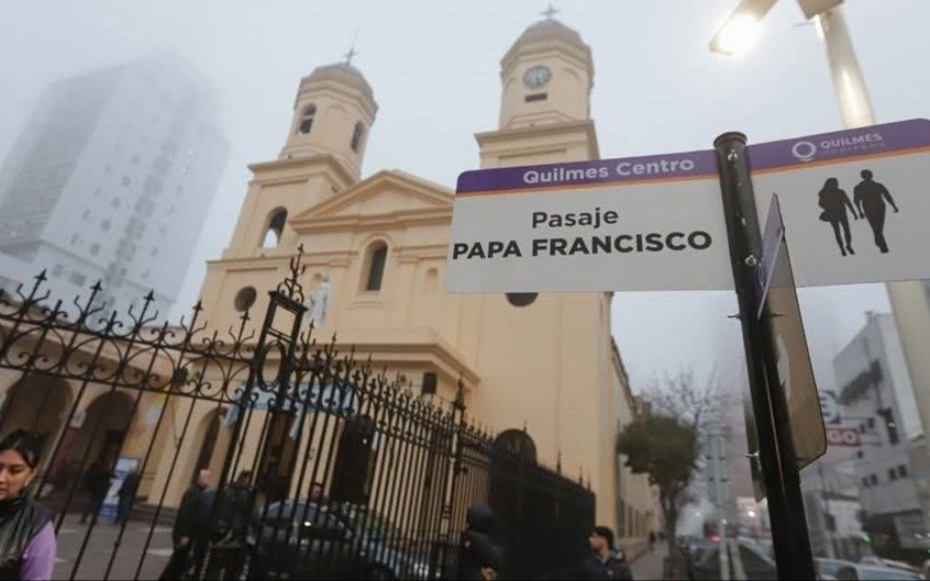 Quilmes rinde homenaje al Papa Francisco con la señalización de un pasaje céntrico