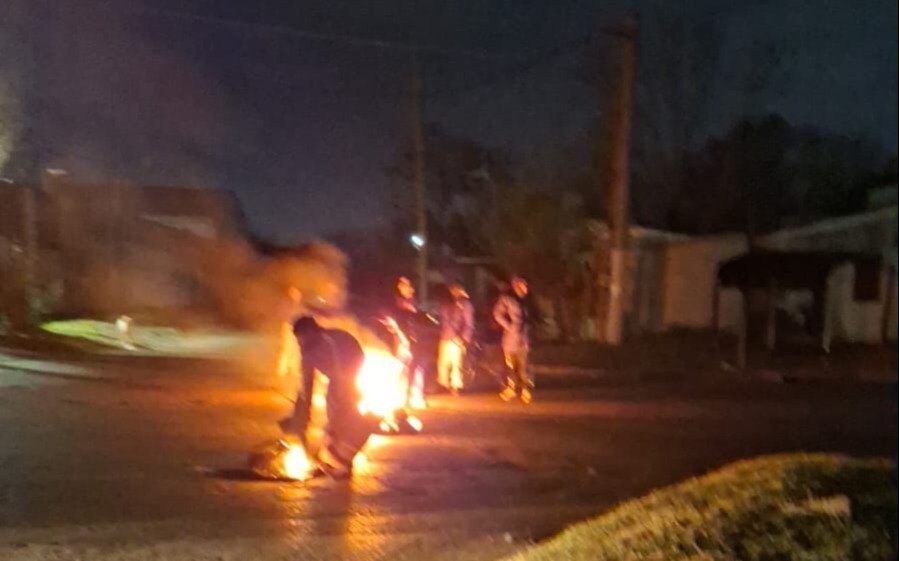 Corte de luz afecta a varios barrios de La Plata y reclaman en la calle