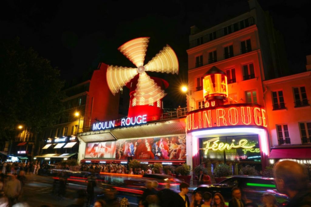 Volvieron a girar las aspas del Moulin Rouge