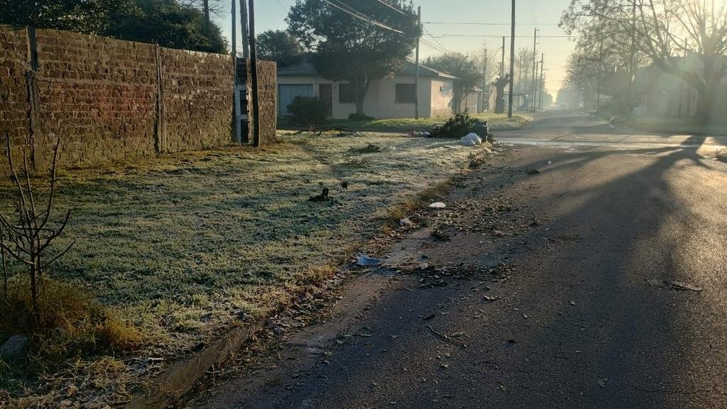 Desborde cloacal y abandono en la esquina de 523 y 117, en Tolosa