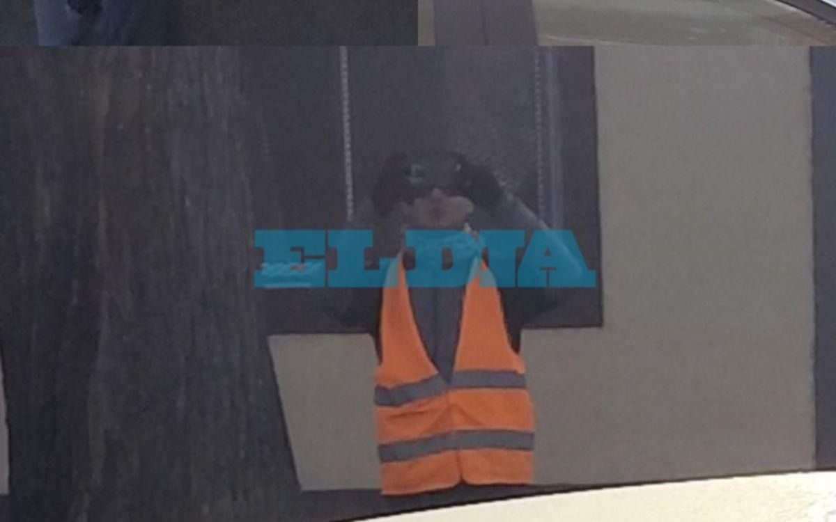 Preocupación en un barrio de La Plata por los misteriosos "hombres de chaleco naranja que sacan fotos"