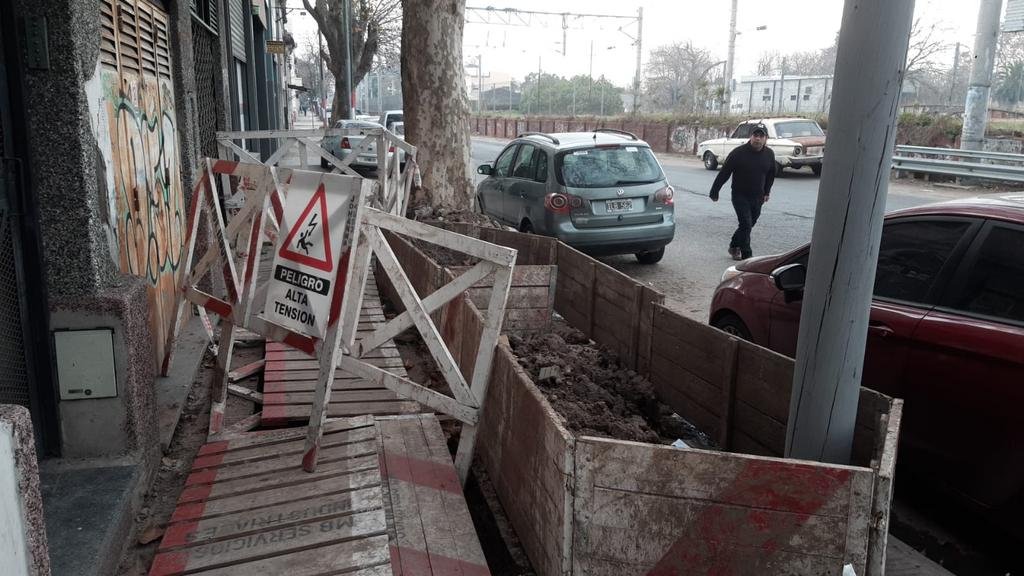 En la vereda de 1 y 40 está “prohibido el paso peatonal”