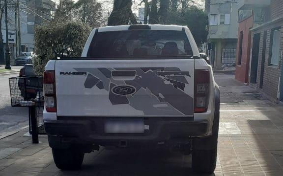 Queja por una camioneta estacionada sobre la vereda en 44, 23 y 24