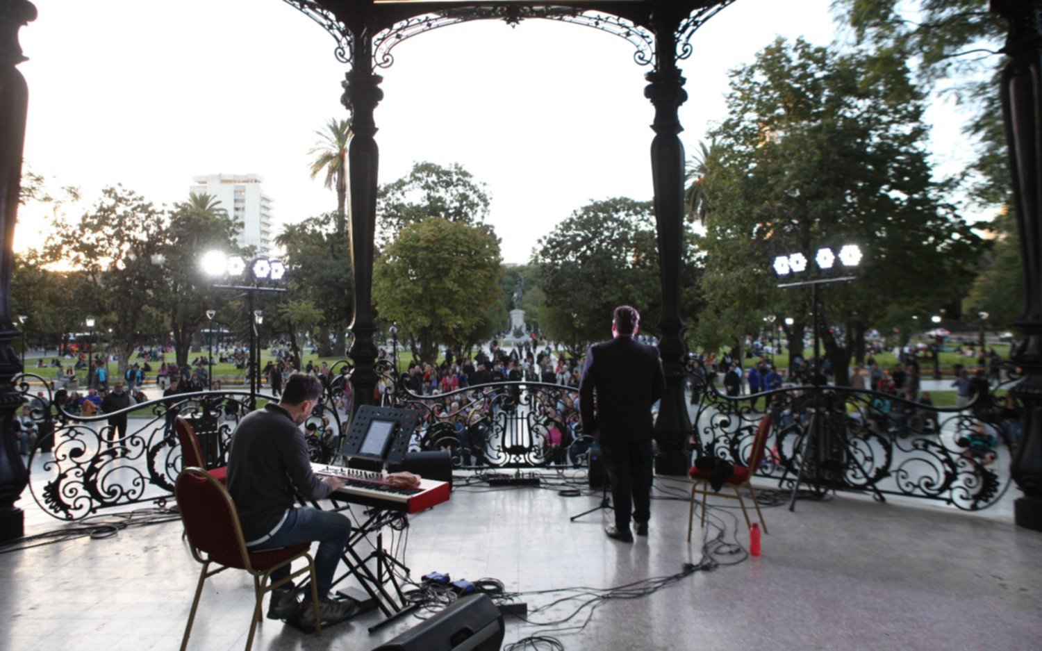 Sábado de rock, jazz y ballet italiano en las plazas del centro platense