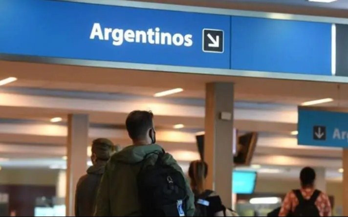 La economía del variopinto: datos oficiales, viajes al exterior y bolsillos flacos