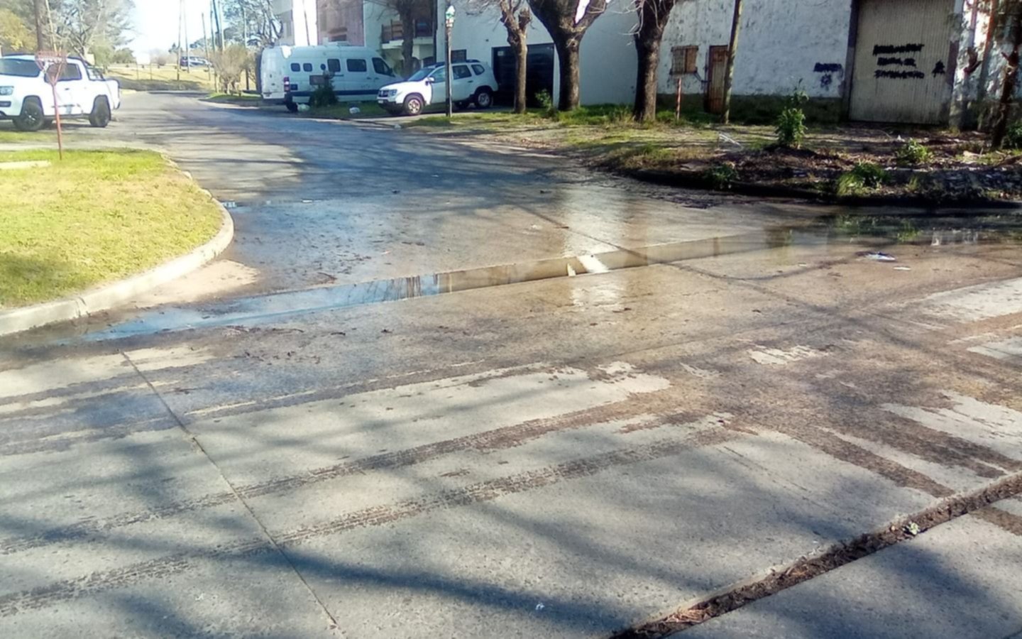 Una calle de Ringuelet, inundada de desechos cloacales por un desborde