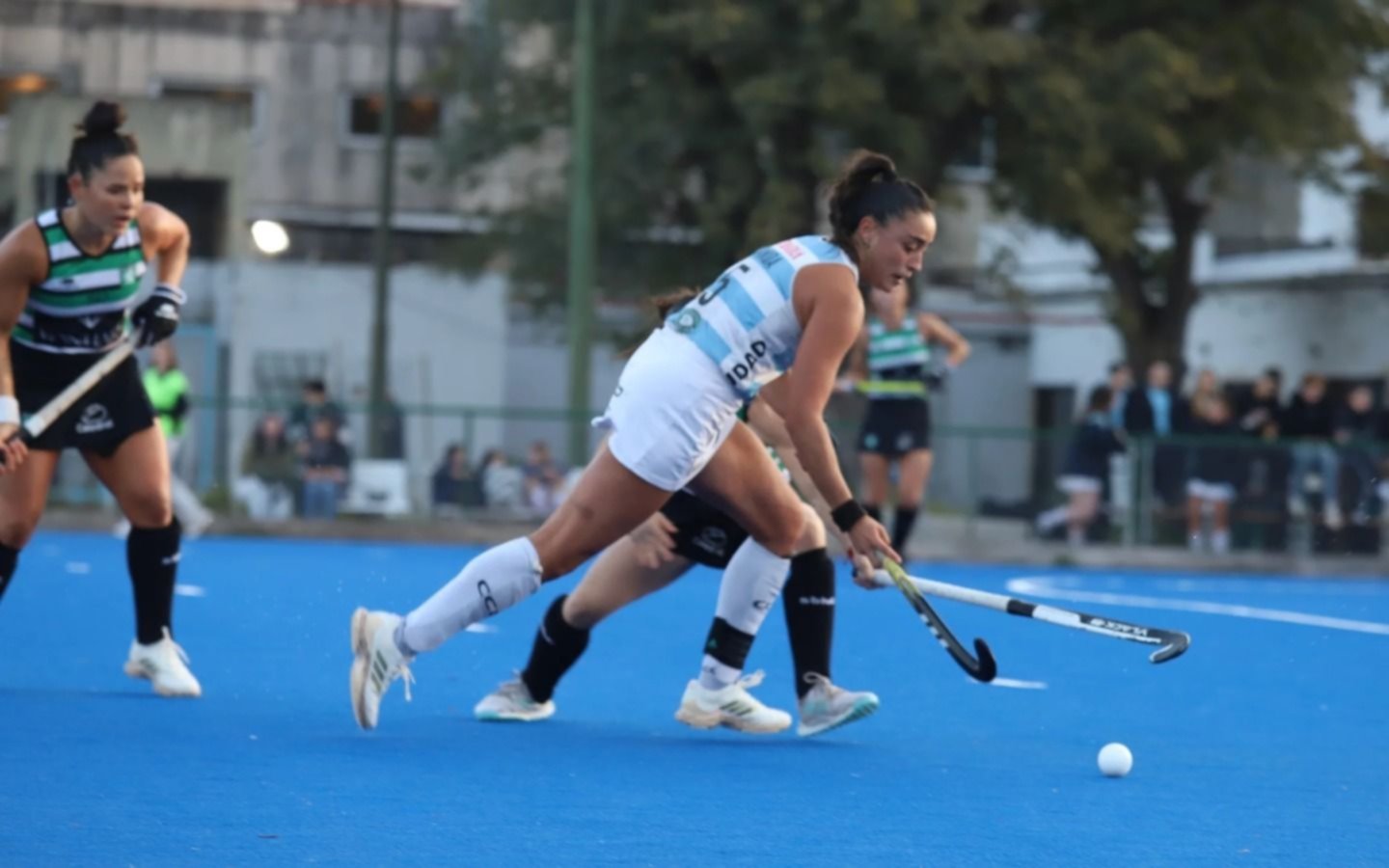 Con Majo y Vicky Granatto, Santa hizo tablas en hockey femenino