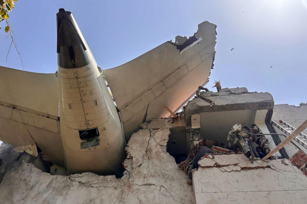 ¡El avión se quedó sin combustible!: la increíble charla entre los pilotos