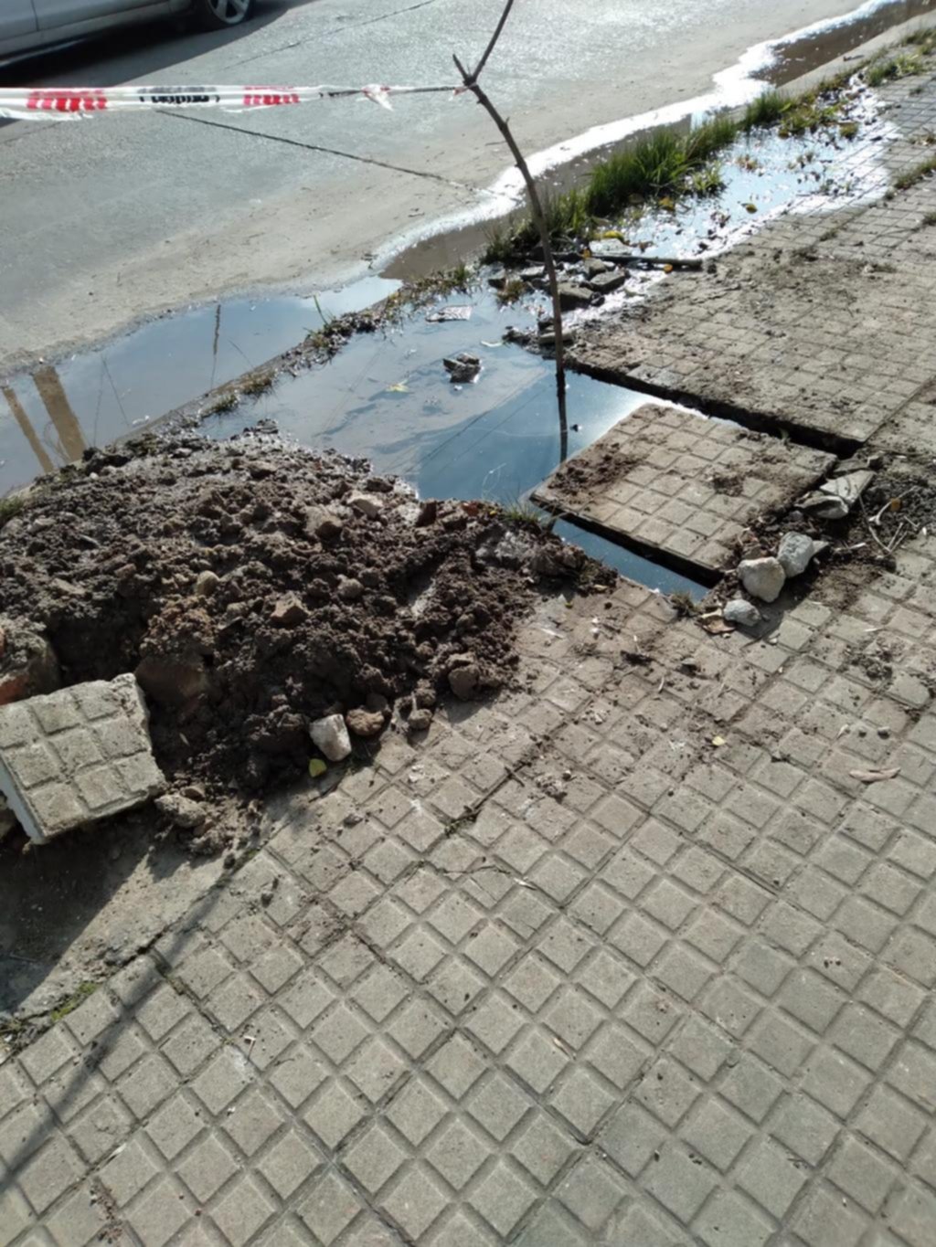 Llevan 45 días con una pérdida de agua en la vereda