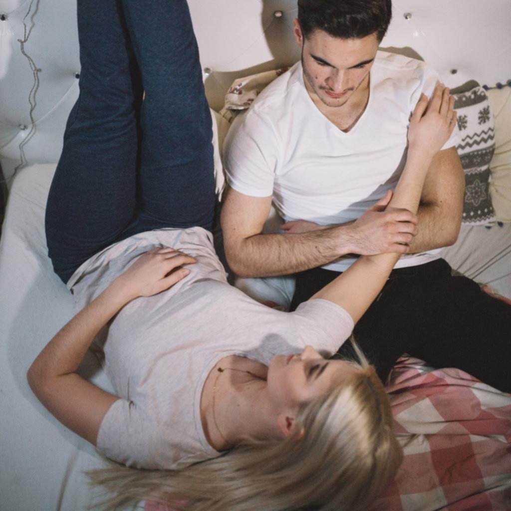 Hombres y mujeres que sostienen la relación de compañeros “sin roces”