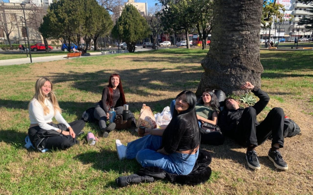FOTOS. Salió el sol en La Plata y la gente se volcó a los parques y plazas