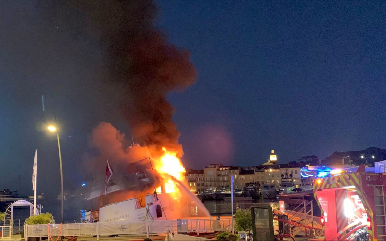El lujoso yate del empresario José Luis Manzano se incendió en la Riviera Francesa