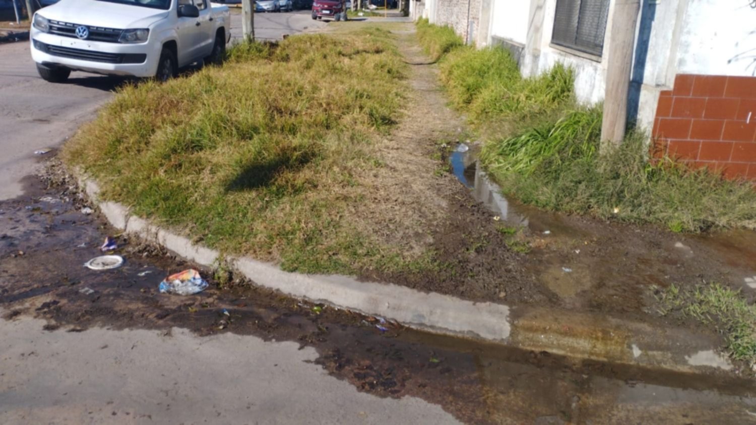 “Imposible pasar”: una cuadra de Villa Elvira en estado intransitable