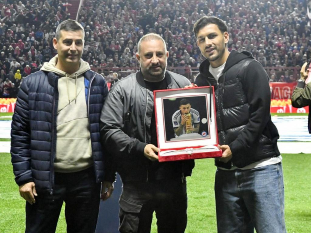 Continúan los homenajes para Leandro Paredes