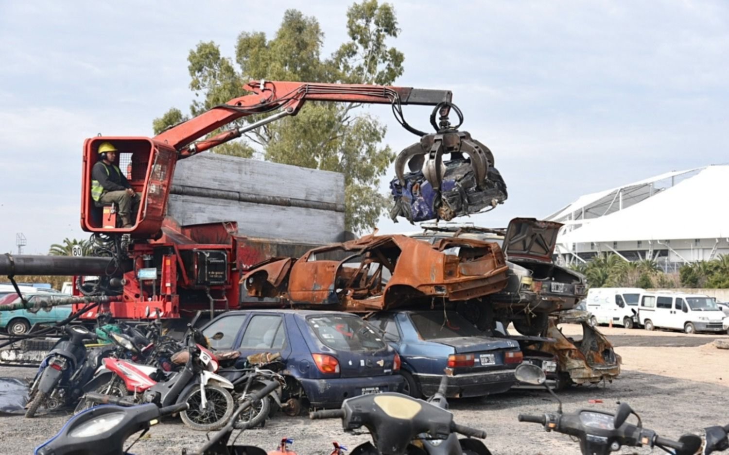 Arrancó el plan de compactación de más de 1.700 vehículos en La Plata