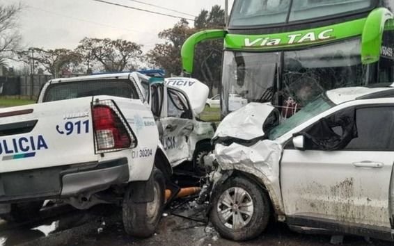Paciente psiquiátrico robó un patrullero y chocó a fondo contra un micro de larga distancia en Mar del Plata