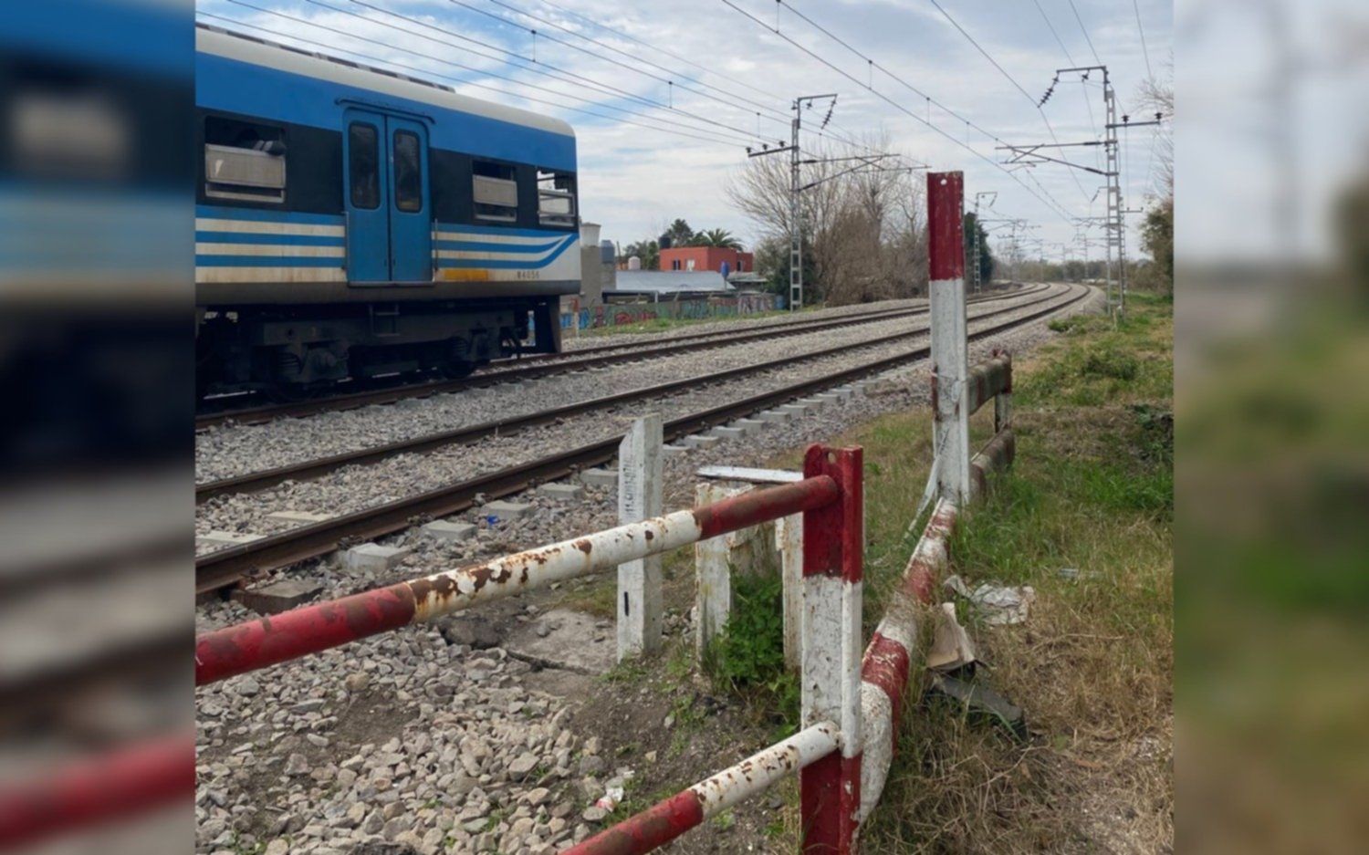 Milagro en La Plata: se le apagó la moto mientras cruzaba y se "tiró" para evitar ser embestido por el tren