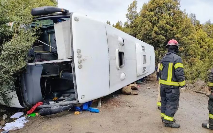 Impresionante vuelco de un micro en Villa Traful: hay 20 heridos y la ruta permanece cortada