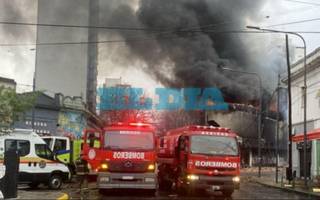 Fuego imparable y derrumbe de un edificio en pleno centro de La Plata: "Parece el escenario de un bombardeo"