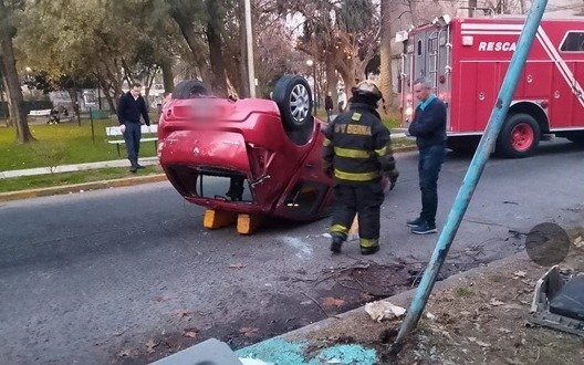 Vuelco en Bernal dejó dos heridos y un atrapado