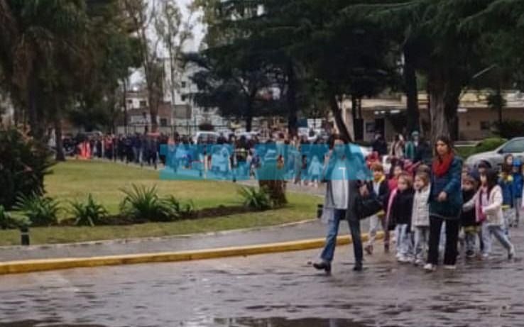 Coletazos del incendio en La Plata: operativo de evacuación de alumnos, comercios cerrados y un barrio sin luz