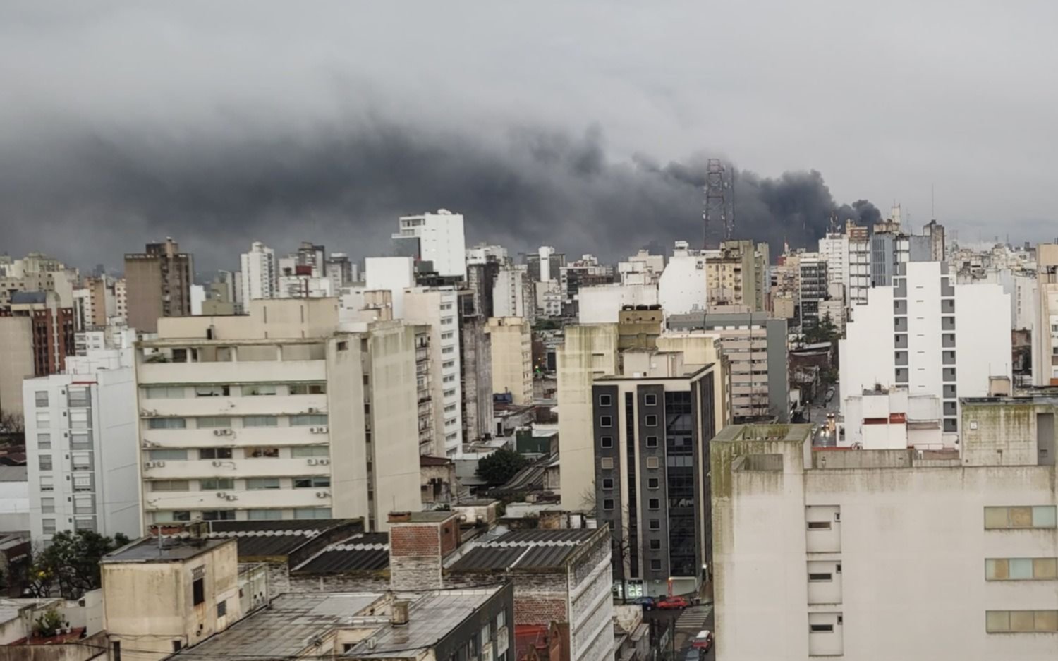 Picazón de garganta, ojos irritados y dificultades para respirar: las consecuencias del humo por el incendio en La Plata