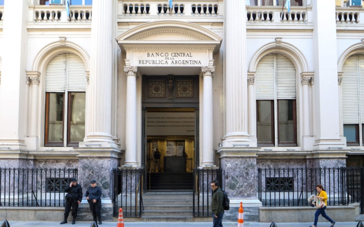 "Secar la plaza de pesos": el gobierno de Javier Milei y el BCRA refuerzan las medidas para contener el precio dólar