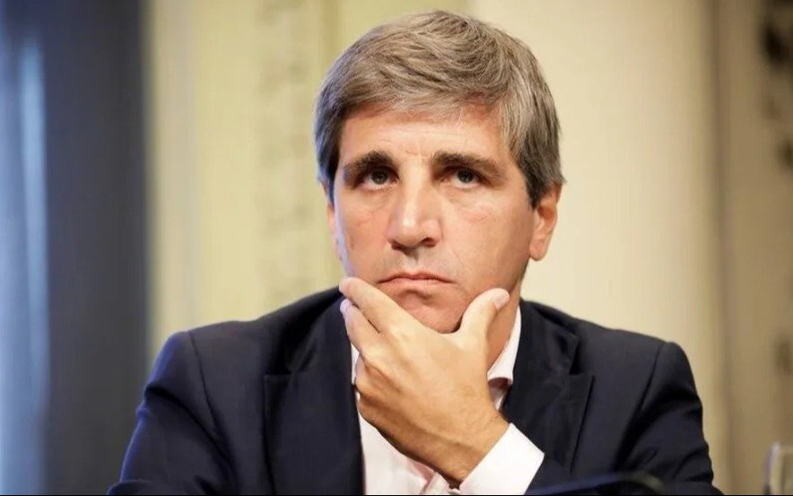 El ministro Caputo salió a jugar fuerte y compró dólares por una suma millonaria