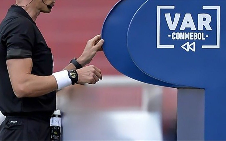 La drástica decisión de la Conmebol para terminar con las protestas de los jugadores al VAR