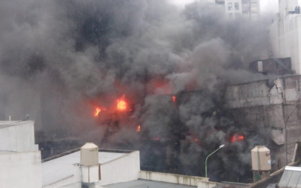 Incendio y derrumbe en La Plata: el minucioso informe oficial sobre el humo tóxico, los efectos en la salud y cómo cuidarse