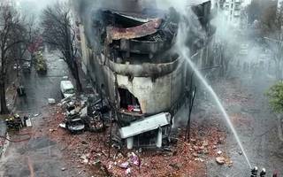 Cómo sigue el operativo tras el incendio en Diagonal 77 y 48: "El riesgo de derrumbe de lo que queda en pie continúa"