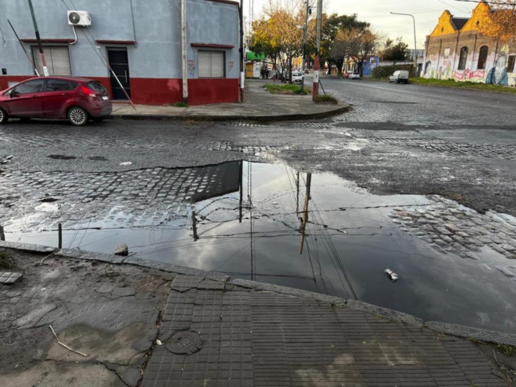 Reclamo por una pérdida de agua en 13 y 71